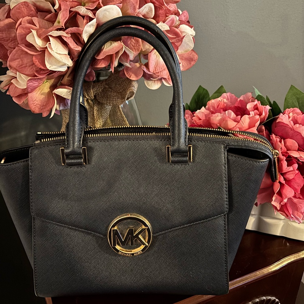 Micheal Kors small satchel style purse.
